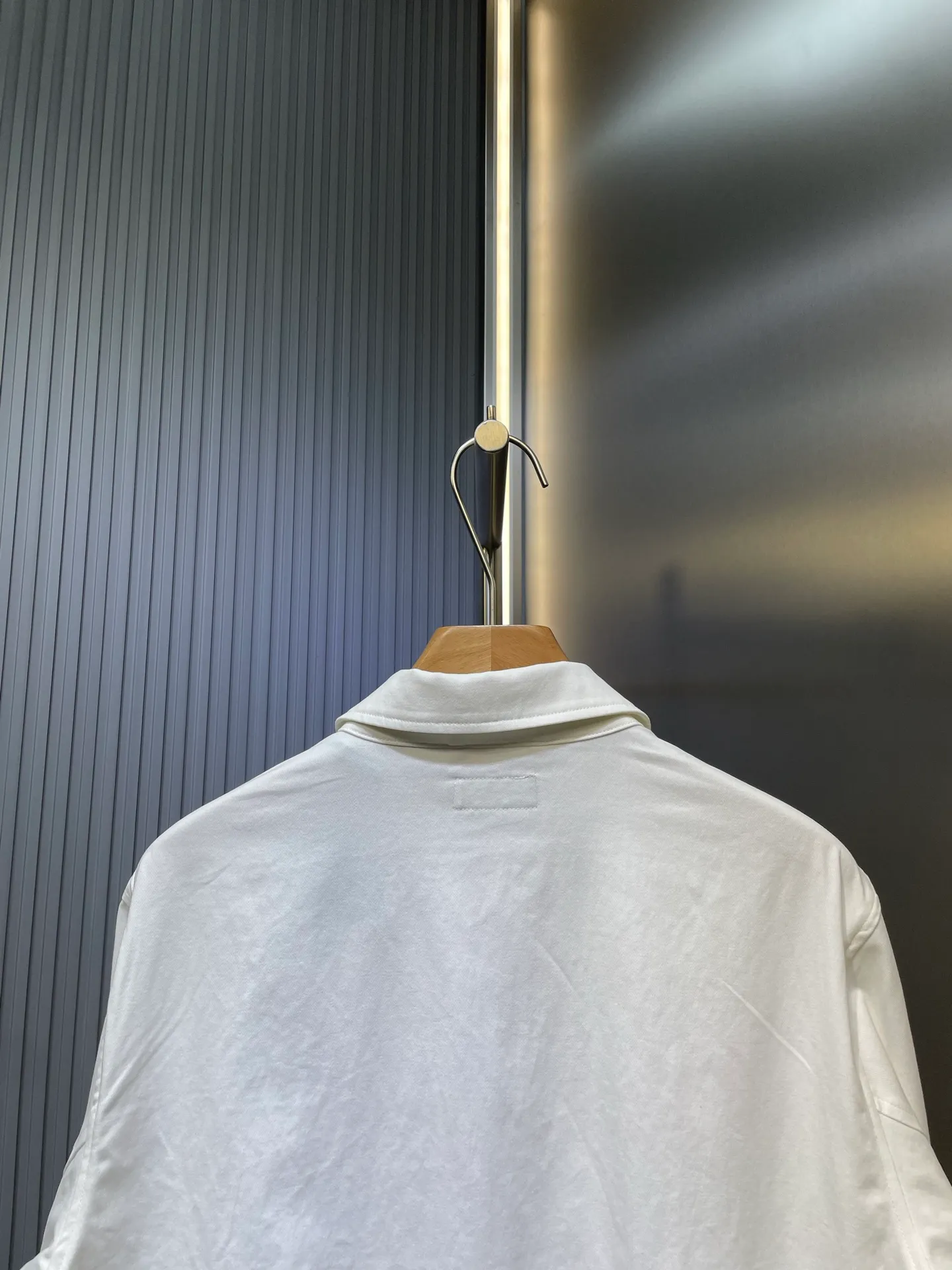P490 Ralph Lauren 🌟Embroidered zipper jacket. Customized cloud velvet white twill cotton. Soft and silky. Comfortable and close to the skin. Dressed in pure white, exuding innate elegance. Exquisite indigo pony logo embellishments. Fully recognizable. Bringing an atmosphere of freedom and vitality. Pure and smart color symphony. Reconstructing classics with neat silhouettes and defining modern relaxation with versatile genes. Process 1: Using imported machine embroidery technology. Use advanced computer control systems and precision mechanical components to achieve iconic pony embroidery operations with high precision and smooth and delicate lines. Process 2: Template machine bag opening. The preset template guides the position, shape and size of the bag opening. The accuracy ensures the quality of the bag opening effect. Process 3: The hem is made in one go using a three-needle waist-drawing machine. The elastic band and fabric are sewn together in the same process using the machine's special needle position and feeding mechanism. The three-needle design is stronger and can evenly distribute pressure. Ensure that the elastic band and the fabric fit tightly. Process 4: The fabrics have been carefully washed and have a better hand feel. Not easy to deform, not easy to shrink, not easy to fade, and maintain long-term beauty. Accessories: Customized 1:1 Ralph Lauren engraved buckle Customized 1:1 Ralph Lauren bronze zipper Customized 1:1 Ralph Lauren trademark Version: Fitted version Size: S M L XL Style number: 25281-B55